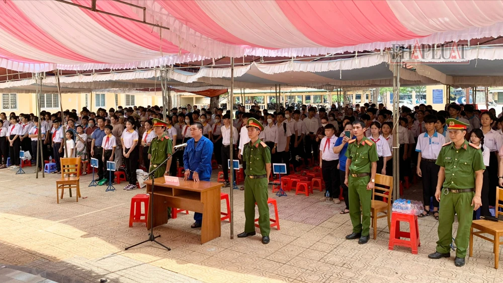 735 học sinh, giáo viên 17 trường THCS một huyện theo dõi xét xử lưu động 2 vụ án hình sự