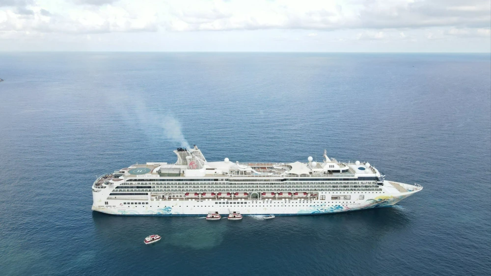 Tàu du lịch biển Resorts World One đưa hơn 2.000 khách quốc tế đến Côn Đảo