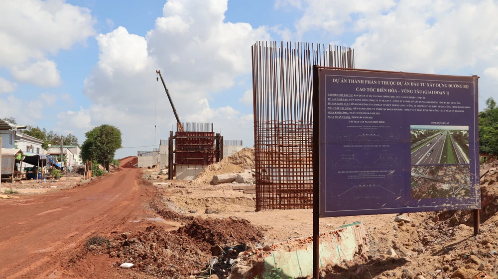 Cao tốc Biên Hòa- Vũng Tàu sau 1 năm khởi công đã đạt 40% khối lượng ngoài hiện trường