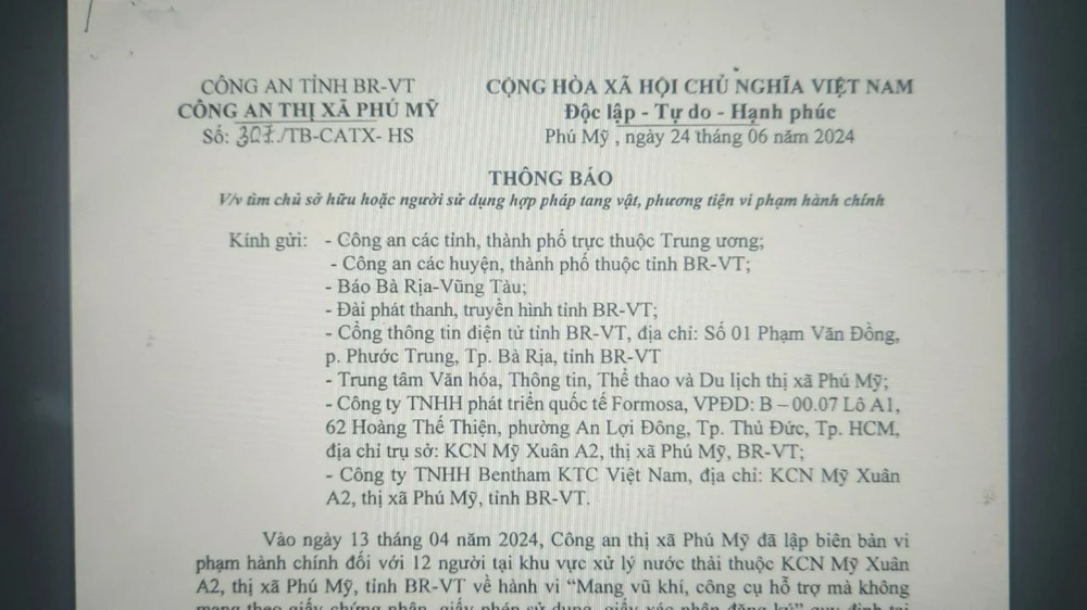 Công an tìm chủ sở hữu của 20 công cụ hỗ trợ như roi điện, gậy cao su, súng