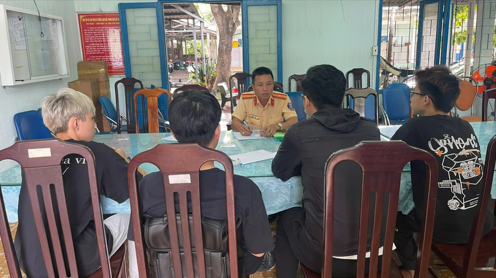 Công an Vũng Tàu phạt nhóm 'tống' 4 trên xe máy, không đội mũ bảo hiểm còn đứng trên yên xe