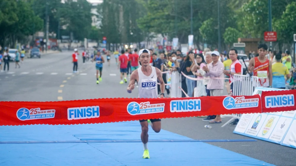 VĐV hào hứng tham gia Giải Việt dã Báo Bà Rịa-Vũng Tàu trên cung đường biển đẹp của Việt Nam