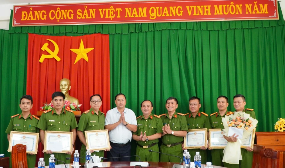 Khen thưởng 'nóng' công an huyện phá án nhanh vụ tài xế xe tải ép cô gái đi xe máy để làm bậy