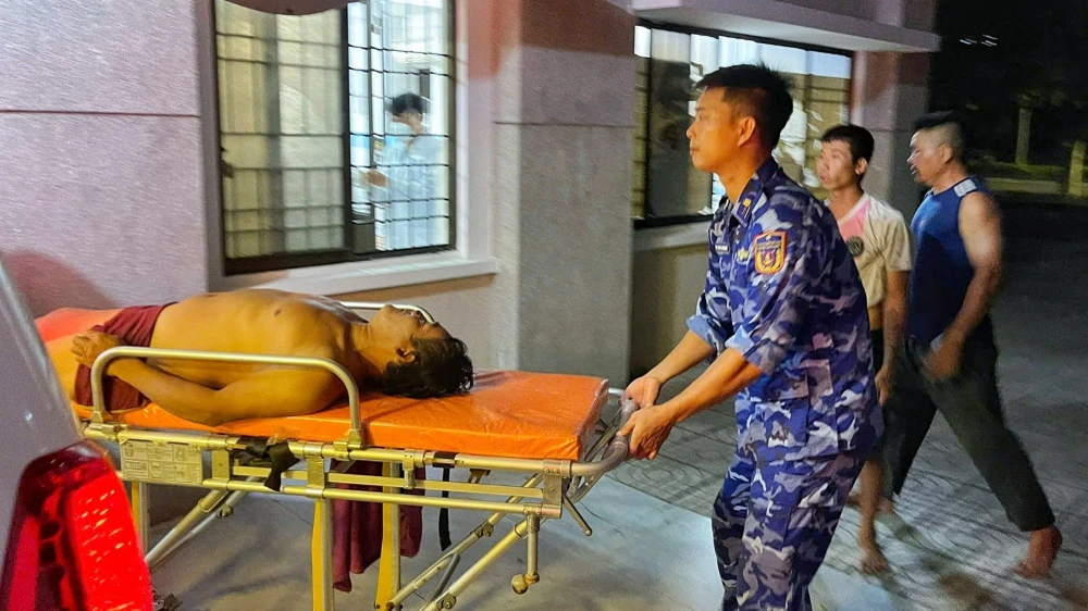 Bộ Tư lệnh Vùng Cảnh sát biển 3 hỗ trợ, phối hợp kịp thời cứu ngư dân bị ngạt trong hầm cá