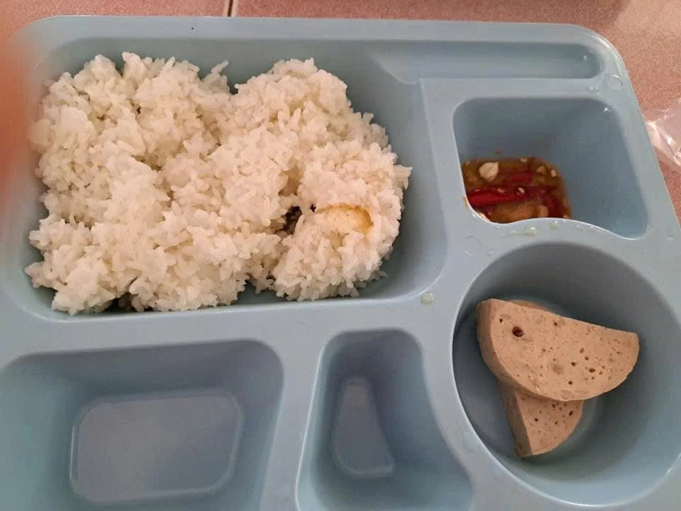 Xác minh thông tin bữa ăn trưa của giáo viên 30 nghìn đồng chỉ có cơm, 2 miếng giò