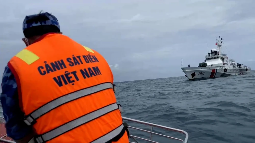 Tàu Cảnh sát biển tìm thấy thi thể một thuyền viên tàu cá mất tích 2 ngày sau vụ đâm va với tàu hàng