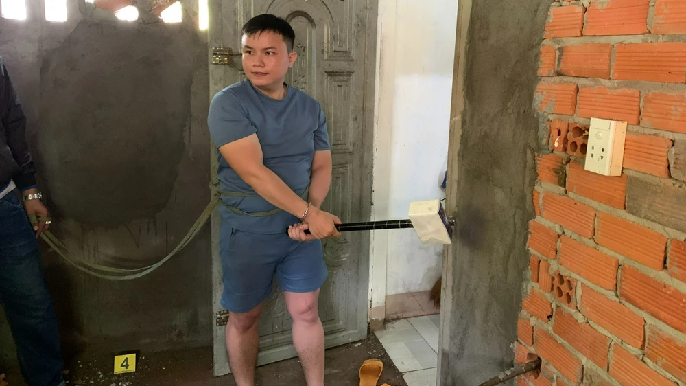 Tạm giữ nghi can thuê xe ô tô đi đục tường nhà, phá két sắt trộm vòng vàng, nhẫn