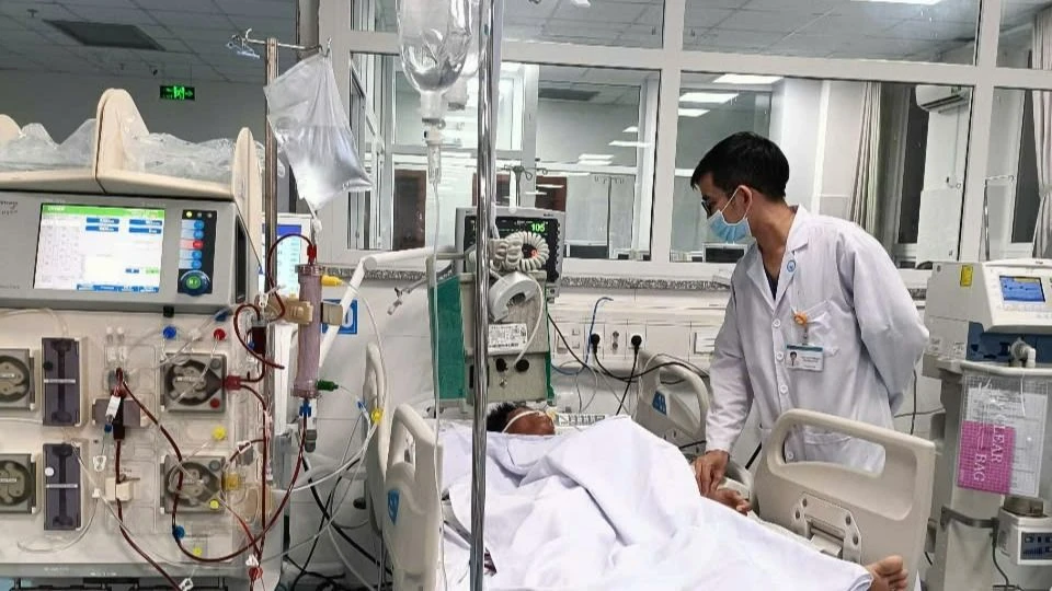 Vụ ngộ độc rượu ở Vũng Tàu: Mẫu rượu còn lại ở quán bánh canh test nhanh dương tính với Methanol