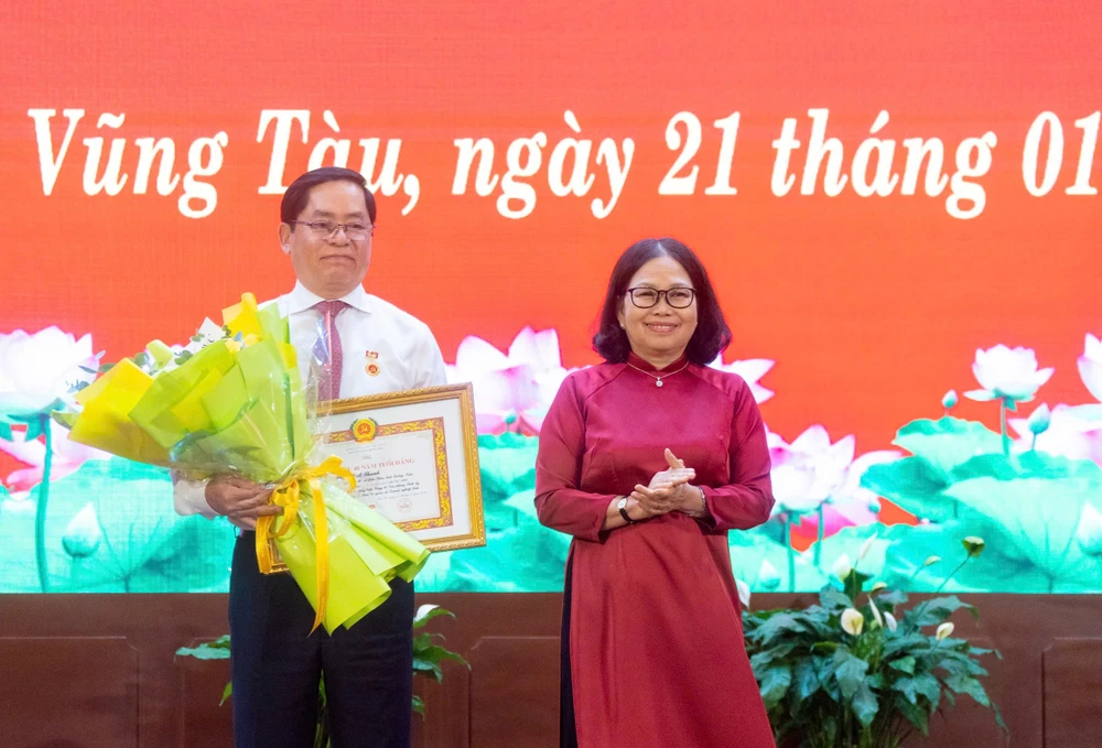 Trao huy hiệu ĐảngBí thư Tỉnh ủy Bà Rịa – Vũng Tàu nhận huy hiệu 40 năm tuổi Đảng