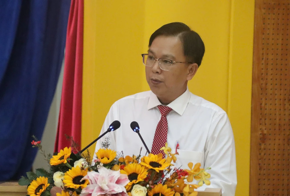 Ong-Nguyen-Phuc-Hoang.jpg