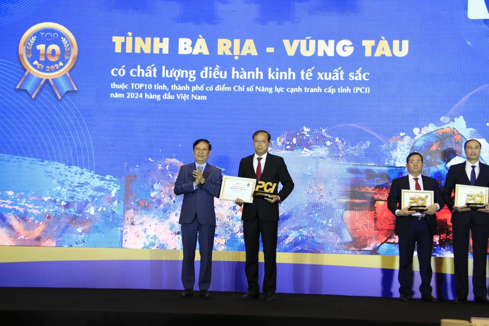 Ông Nguyễn Văn Thọ, Chủ tịch UBND tỉnh Bà Rịa - Vũng Tàu nhận giấy chứng nhận và kỷ niệm chương dành cho địa phương có Chỉ số PCI năm 2024 thuộc nhóm top 5 cả nước. Ảnh: KIM DUNG
