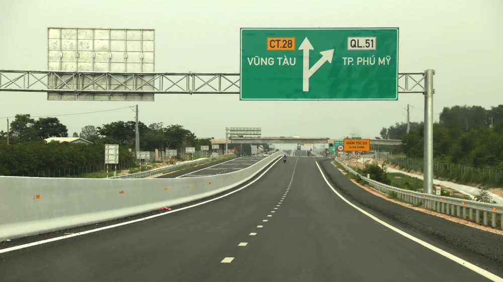 TP.HCM: cao tốc Biên Hòa - Vũng Tàu vẫn khẩn trương thi công