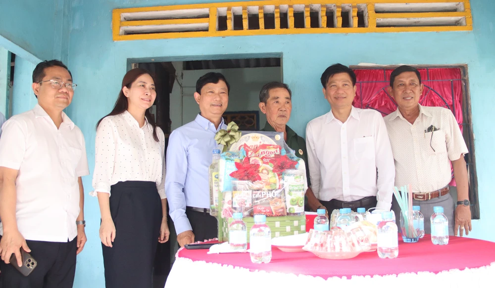 Ông Võ Văn Minh, Chủ tịch HĐND TP.HCM, cùng đoàn công tác thăm, tặng quà gia đình ông Kiều Văn Duyên (70 tuổi, ngụ thôn 3, xã Long Sơn). Ảnh: TK