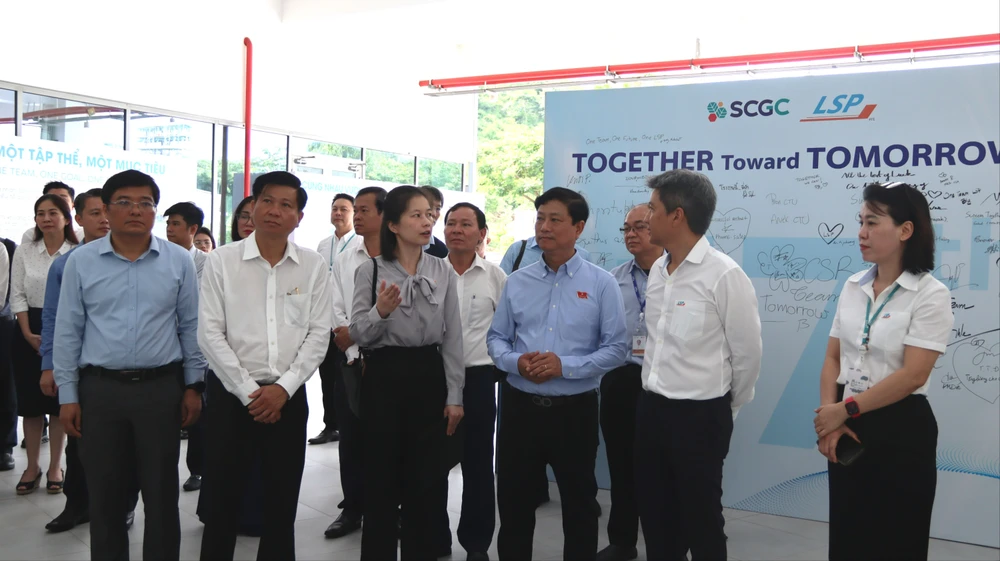 Ông Võ Văn Minh, Chủ tịch HĐND TP.HCM, cùng đoàn công tác nghe giới thiệu về hoạt động sản xuất kinh doanh của công ty TNHH Hóa dầu Long Sơn. Ảnh: TRÙNG KHÁNH