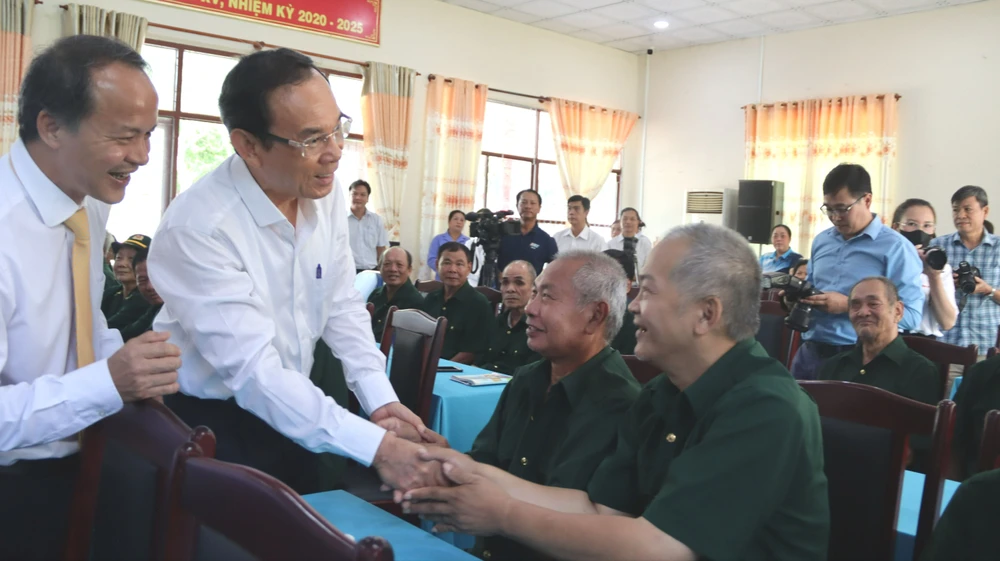Bí thư TP.HCM Nguyễn Văn Nên thăm, tặng quà thương, bệnh binh tại trung tâm điều dưỡng Long Đất