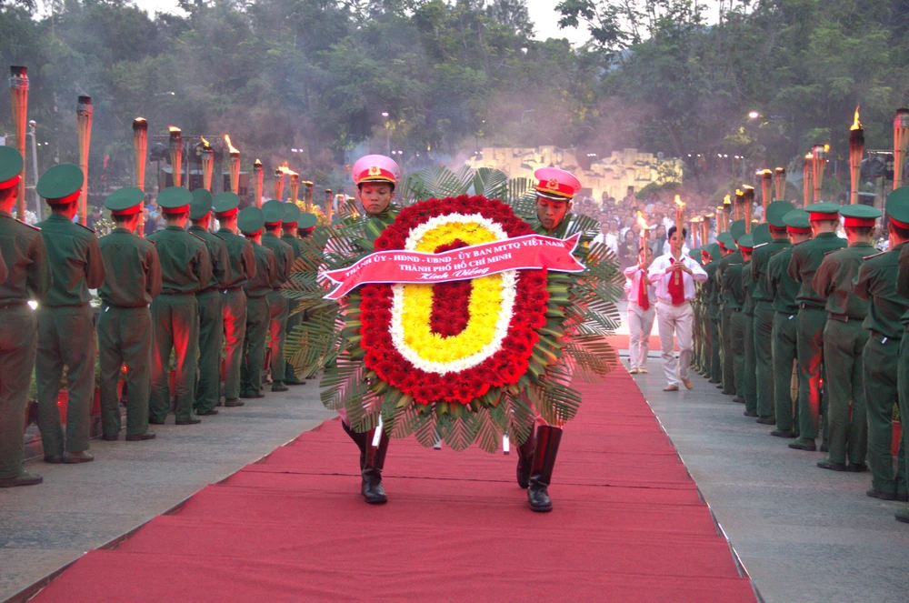 Lãnh đạo TP.HCM viếng, dâng hương, thắp nến tri ân tại nghĩa trang Hàng Dương, Hàng Keo Côn Đảo