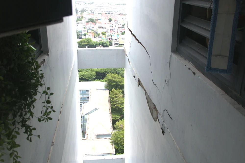 Sở Xây dựng cùng phường Tam Thắng kiểm tra thực tế tại căn hộ chung cư nứt tường