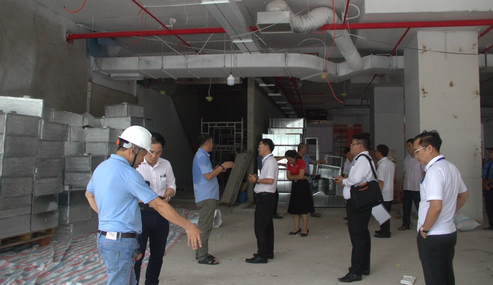 Đoàn kiểm tra tại tầng trệt chung cư đang sửa chữa tại khối thương mại để làm siêu thị. Ảnh: TK