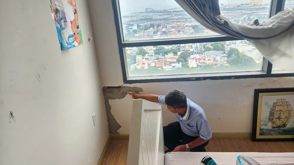 Vữa trát tường góc phòng căn hộ chung cư bị nứt được đoàn ghi nhận lại. Ảnh: TK