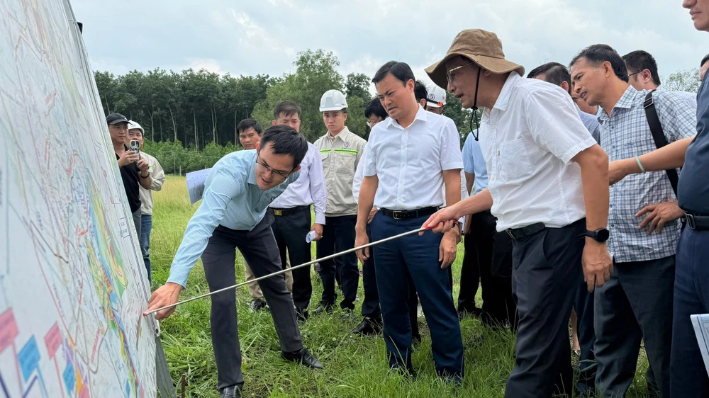 Phó chủ tịch UBND TP.HCM kiểm tra dự án đường cao tốc đô thị Hồ Tràm - Cảng hàng không quốc tế Long Thành