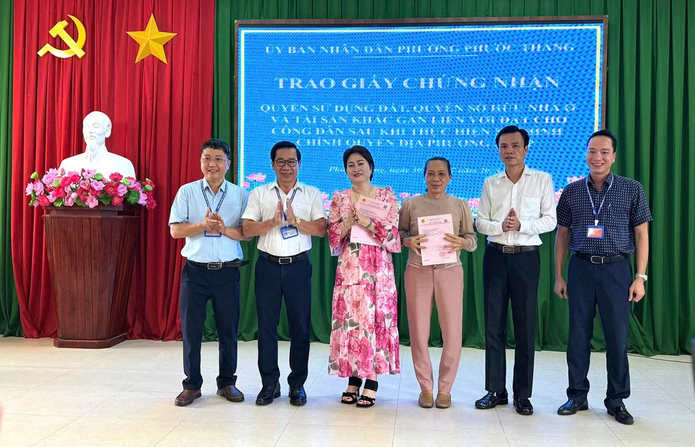 TP.HCM: Sau sáp nhập, người dân vui mừng khi được phường mời lên trao giấy chứng nhận quyền sử dụng đất