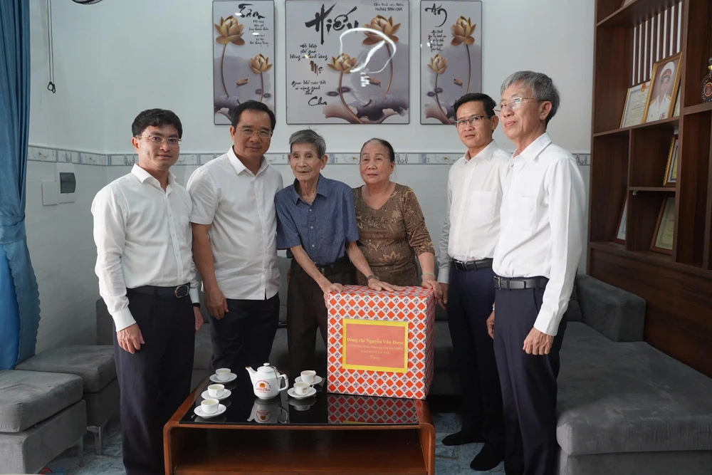 Chủ tịch UBND TP.HCM Nguyễn Văn Được thăm cựu tù Chính trị Côn Đảo