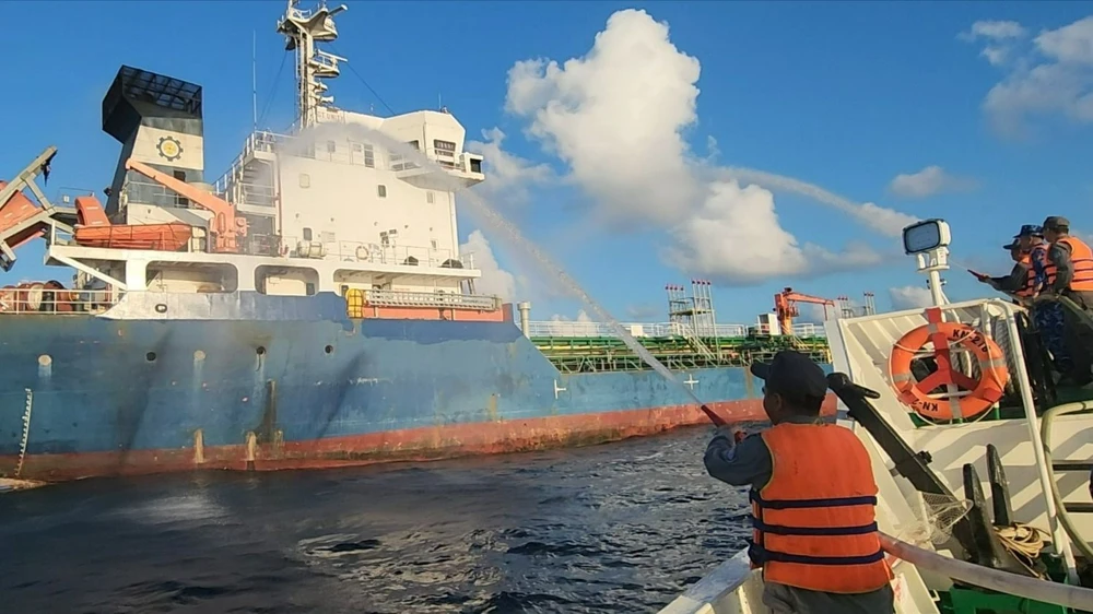 Dập tắt đám cháy tàu ngoài khơi biển TP.HCM, dự kiến đưa 20 thuyền viên về bờ sáng 9-8