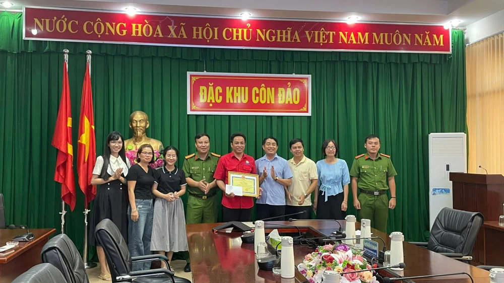 Khen thưởng đột xuất anh Lê Văn Tí Hon vì chung tay cứu bé trai bị vùi trong hố cát ở Côn Đảo