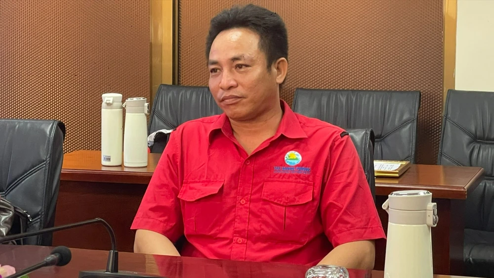 cuu-be-trai-bi-vui-trong-ho-cat-h2.jpg