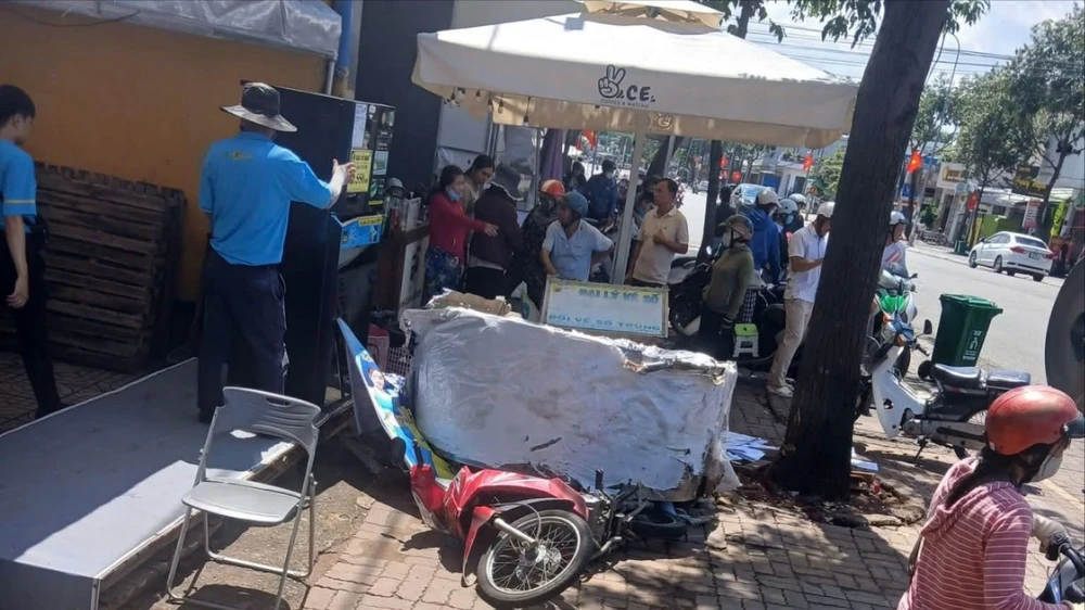 Lời kể của chủ tủ vé số bị cuộn thép rơi đè quầy vé số may mắn không bị thương