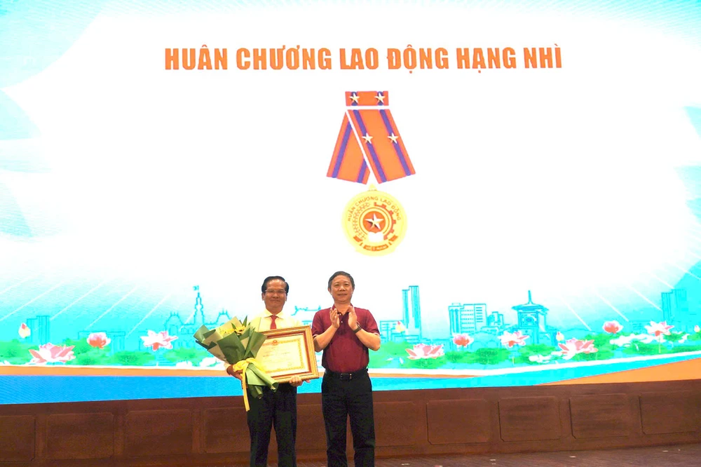 Trao Huân chương Lao động hạng Nhì của Chủ tịch nước cho ông Trần Văn Khuyên, Phó Trưởng Ban Tuyên giáo và Dân vận Thành ủy TP HCM. Ảnh: BN
