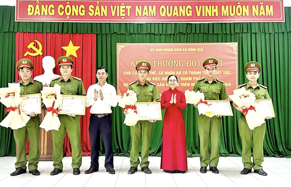 Khen thưởng đột xuất lực lượng công an phá án nhanh vụ trộm 20 điện thoại ở cửa hàng Điện Máy Xanh