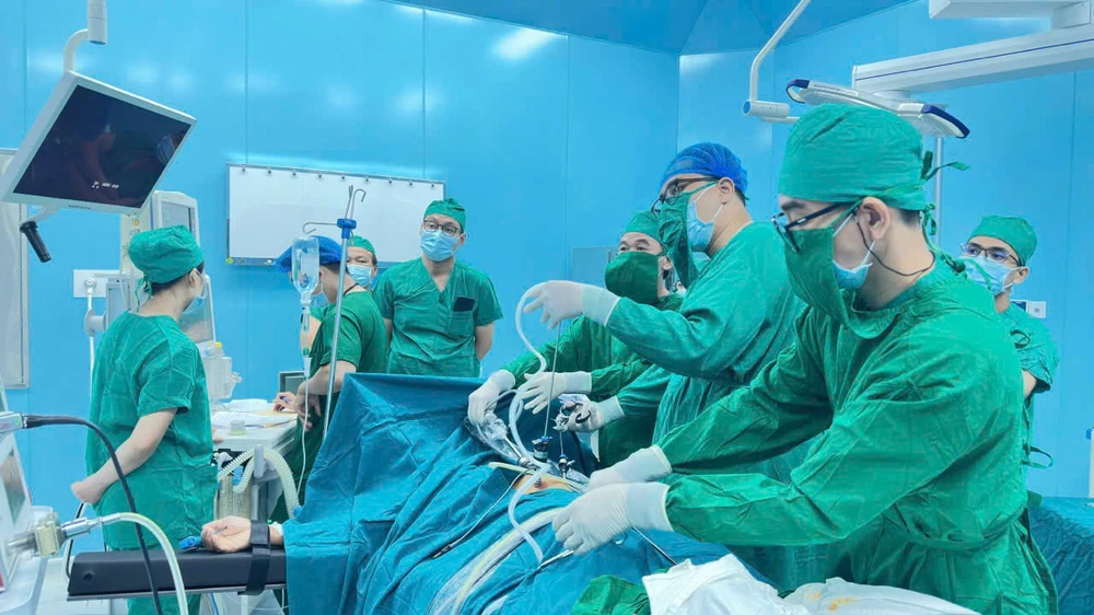 Lần đầu tiên một ca mổ nội soi được thực hiện thành công tại đặc khu Côn đảo