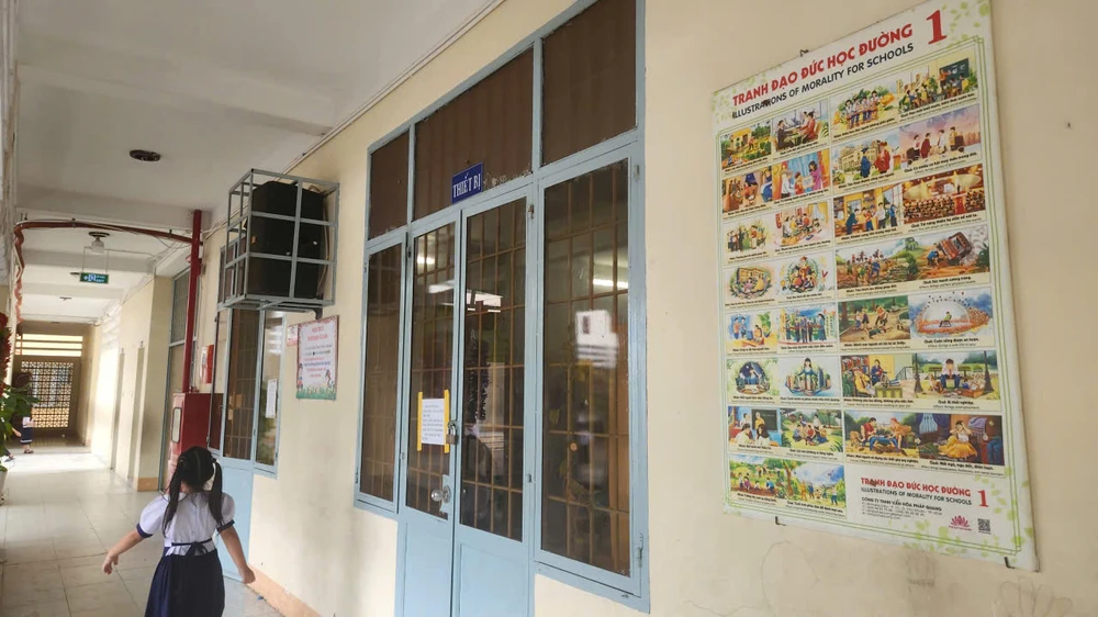 TP.HCM: Một trường tiểu học treo nhiều tranh đạo đức học đường nói về luật nhân quả