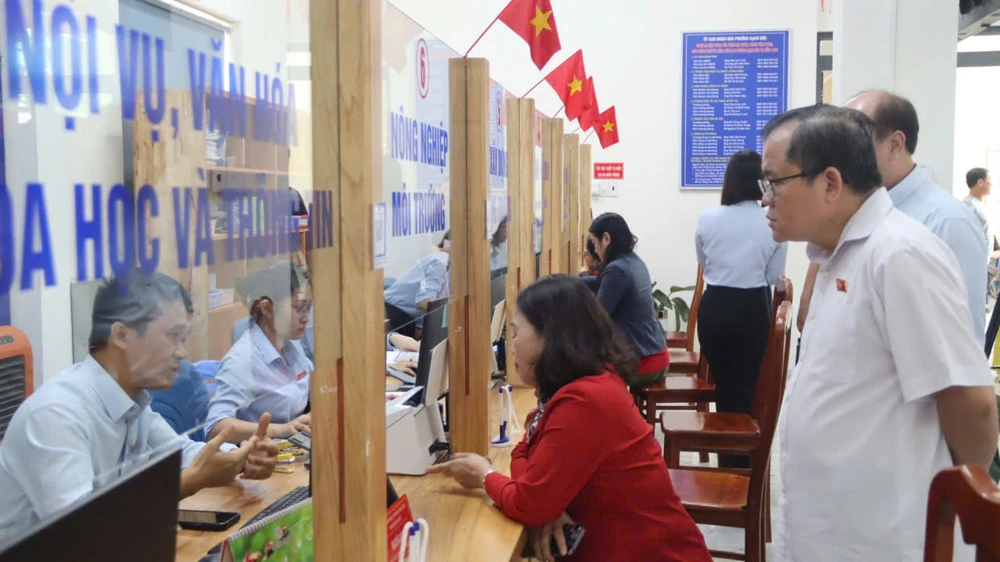 Đoàn Đại biểu Quốc hội TP.HCM khảo sát tại trung tâm Phục vụ Hành chính công phường Rạch Dừa