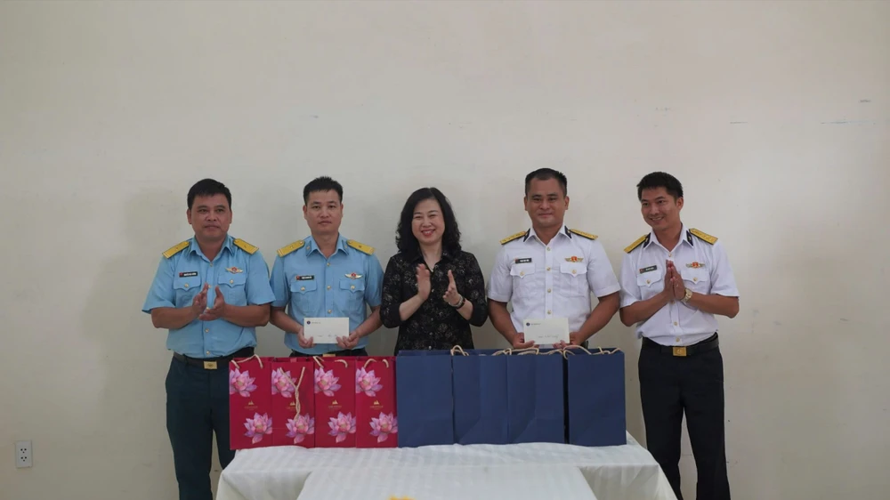 Bộ trưởng Bộ Y tế và Phó Bí thư Thành ủy Nguyễn Phước Lộc thăm, tặng quà lực lượng vũ trang tại Côn Đảo