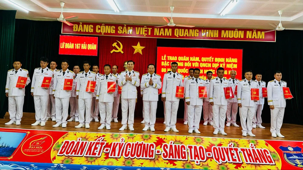 2.Các quân nhân được trao quyết định nâng lương, thăng quân hàm.jpg