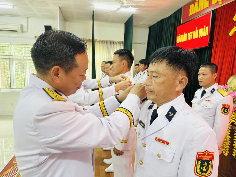 Lữ đoàn 167, Vùng 2 Hải quân công bố và trao nhiều quyết định thăng quân hàm