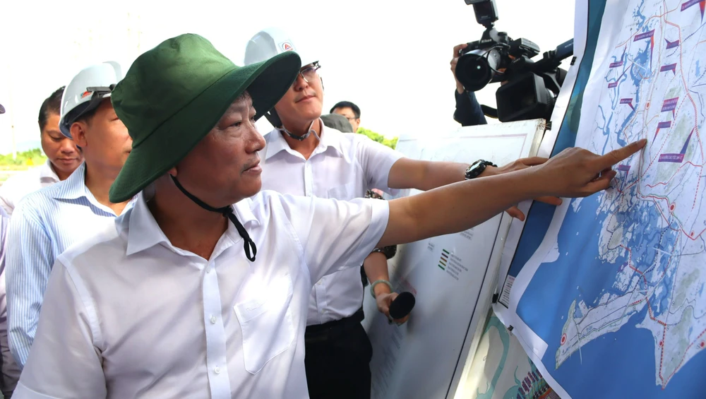 Chủ tịch HĐND Thành phố Võ Văn Minh khảo sát nhiều dự án giao thông kết nối trọng điểm