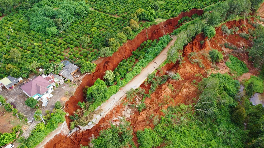 Gia Lai: Đường vào trạm biến áp 500kV của thủy điện Ia Ly bị sạt lở, kéo dài hơn 300m