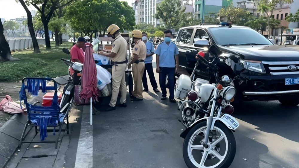 CSGT TP.HCM tăng cường kiểm tra trật tự đô thị, giữ vỉa hè thông thoáng