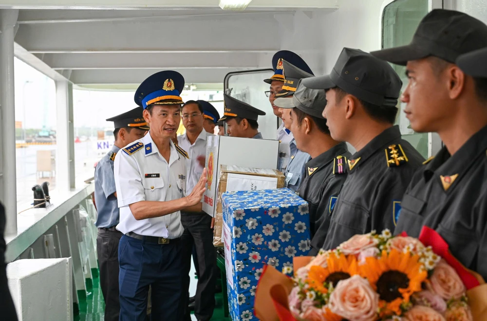 Đại tá Lê Văn Tú và các thành viên trong ban chỉ đạo của khu vực bỏ phiếu số 10 phường Phước Thắng.jpg