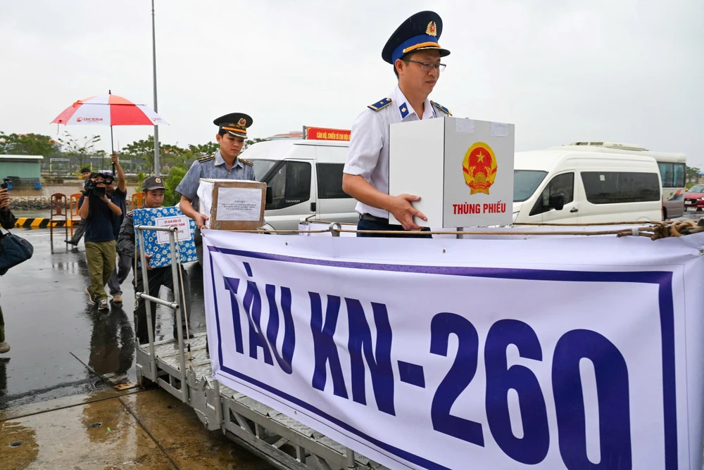 Tổ bầu cử di chuyển hòm phiếu lên Tàu KN 260 để đưa ra biển cho cán bộ, nhaan viên đang làm nhiệm vụ trên biển thực hiện bầu cử.jpg