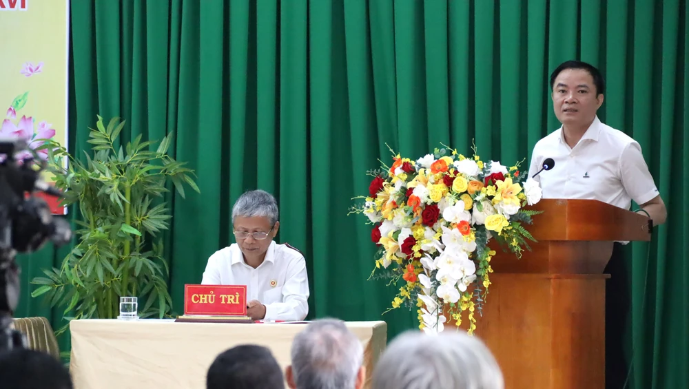 Ông Lê Ngọc Sơn, Chủ tịch HĐTV Petrovietnam trả lời cử tri phường Vũng Tàu về định hướng phát triển ngành dầu khí. Ảnh: TK