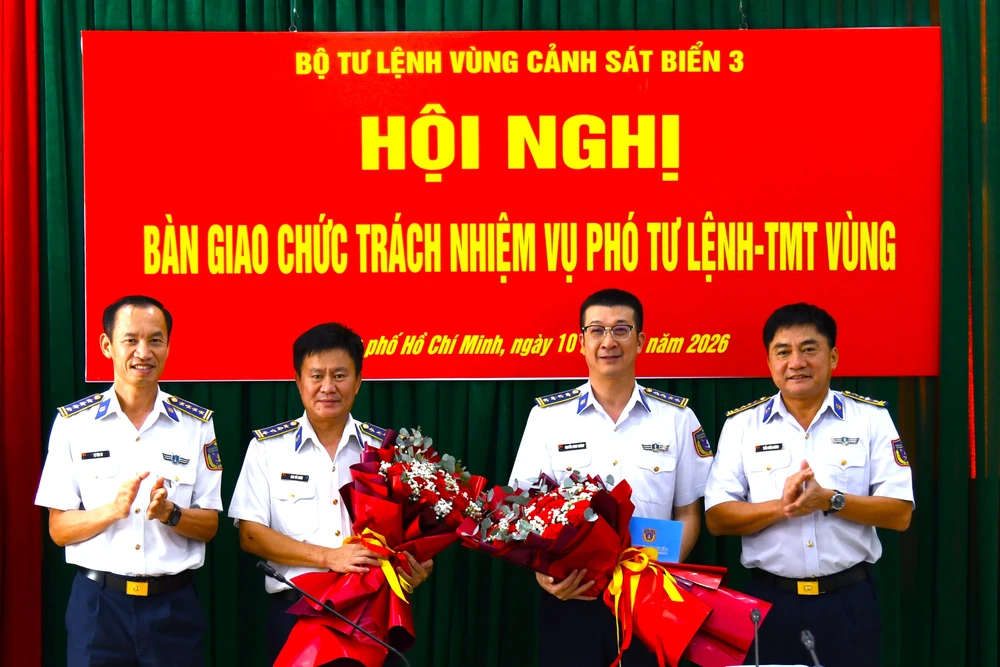 Chính ủy, Tư lệnh Vùng tặng hoa chúc mừng.JPG