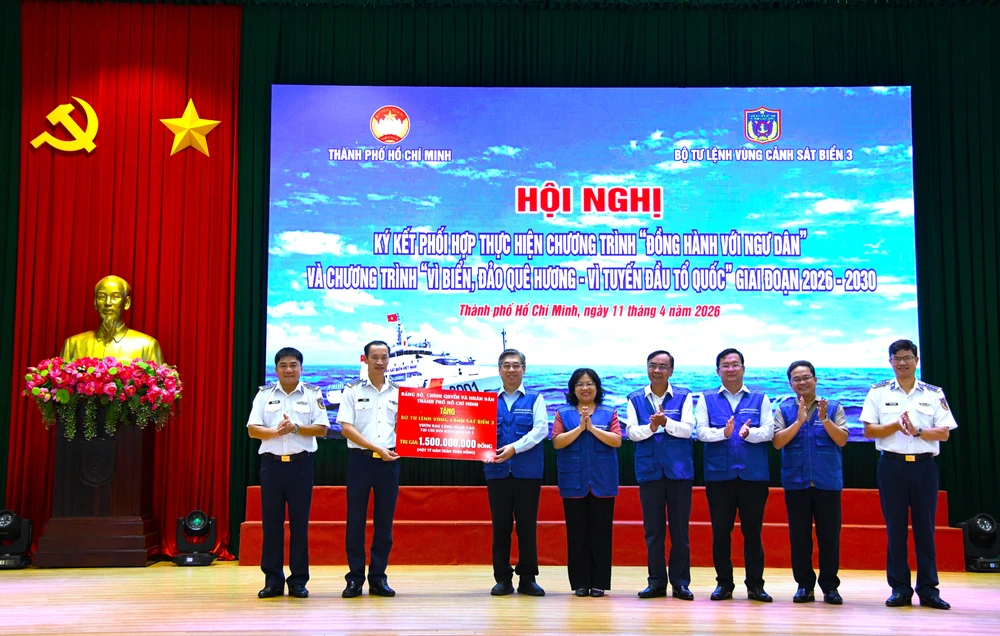 Đoàn công tác TP Hồ Chí Minh đã trao tặng công trình _Vườn rau công nghệ cao_.JPG