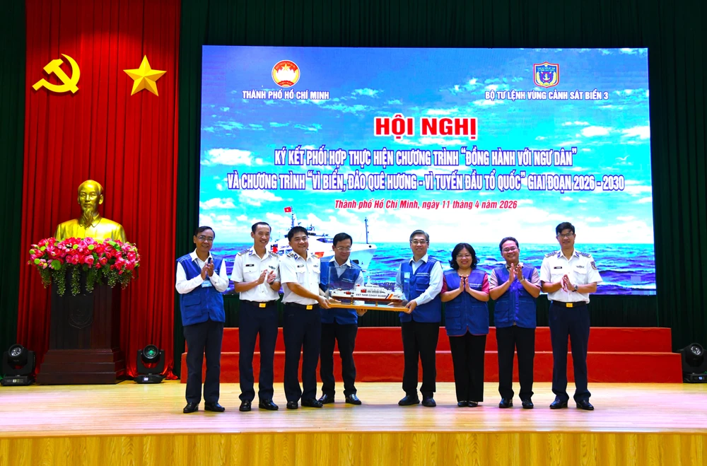 Vùng Cảnh sát biển 3 tặng quà lưu niệm.JPG