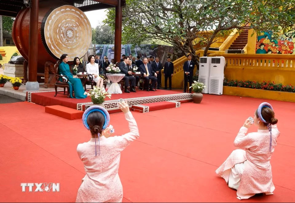 chuong-trinh-huu-nghi-dac-biet-chao-mung-chuyen-tham-viet-nam-cua-tong-thong-han-quoc-va-phu-nhan-10 (1).jpg