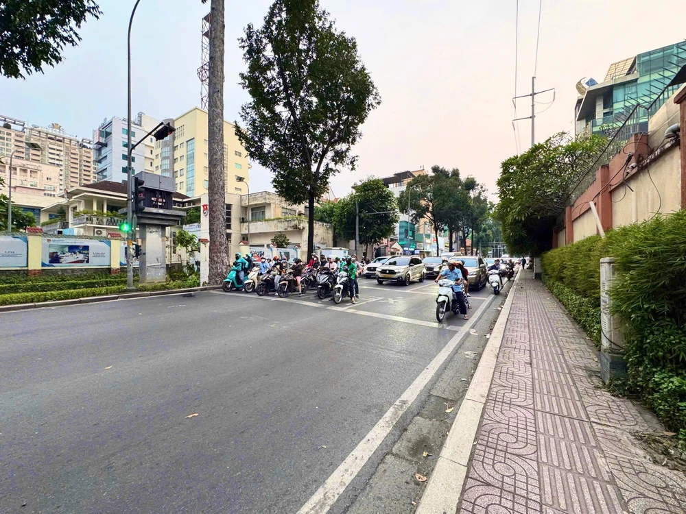 Thực hiện Nghị định 168: Người dân TP HCM hết dám 'leo lề, vượt đèn đỏ, chạy ngược chiều'