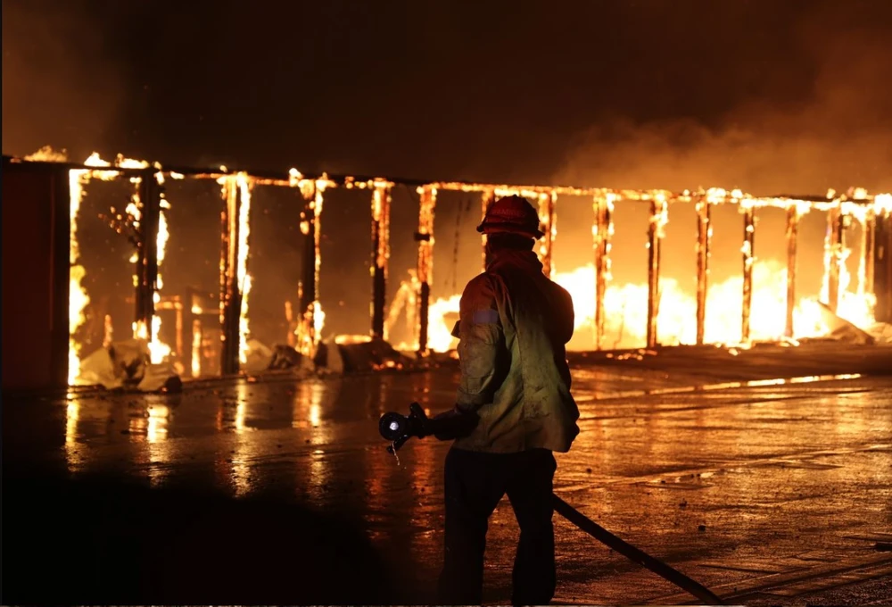 Lực lượng cứu hỏa dập cháy rừng ở Los Angeles